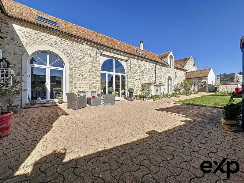 Maison - 285 m² - 8 pièces