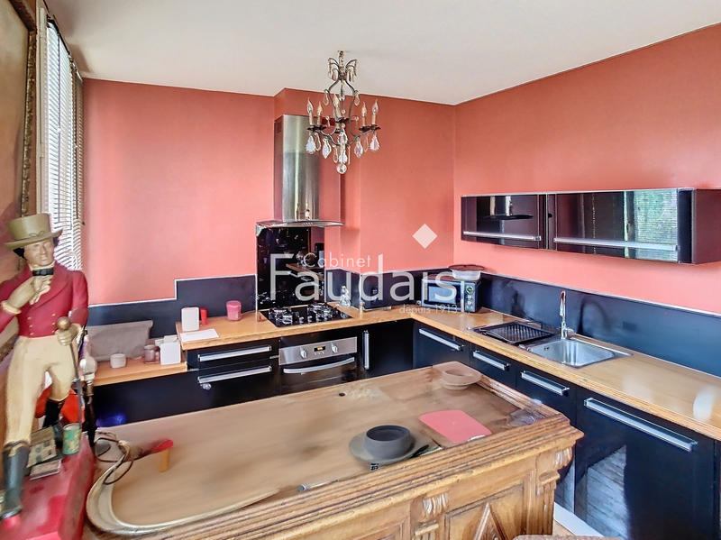 Maison - 250 m² - 8 pièces