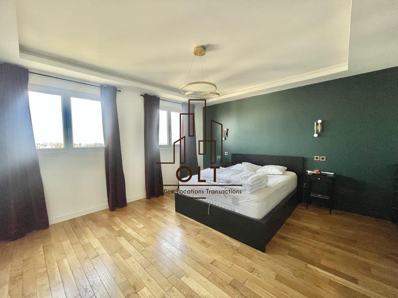 Maison - 300 m² - 8 pièces