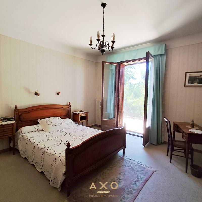 Maison - 242 m² - 9 pièces