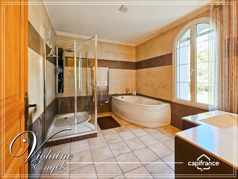 Propriété - 234 m² - 8 pièces