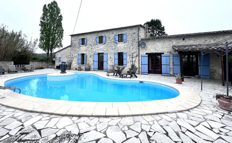 Maison traditionnelle - 293 m² - 10 pièces