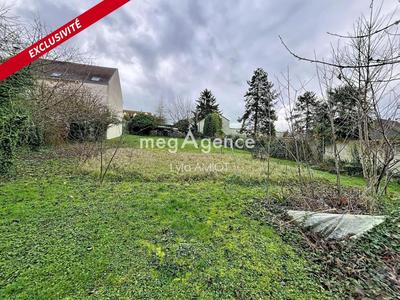 Terrain constructible - 1 140 m²