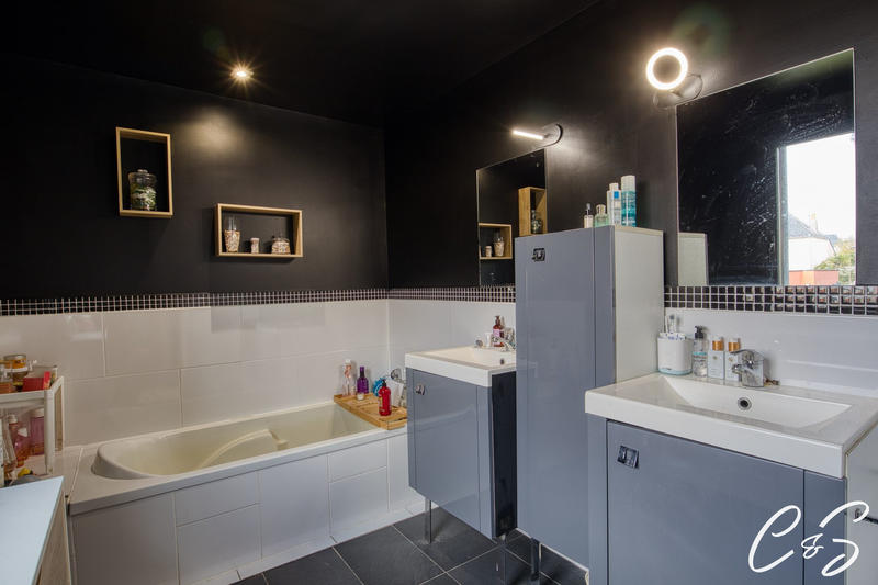 Maison - 240 m² - 6 pièces