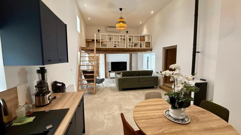 Maison - 220 m² - 8 pièces