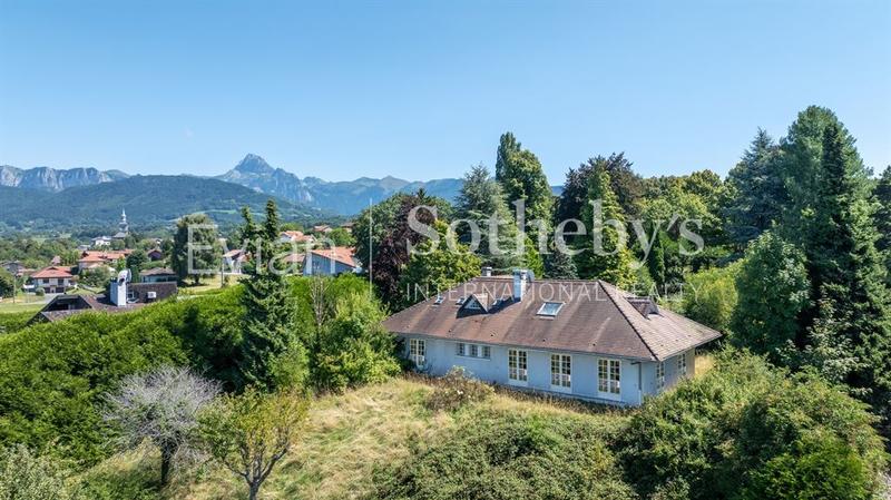 Maison - 230 m² - 8 pièces