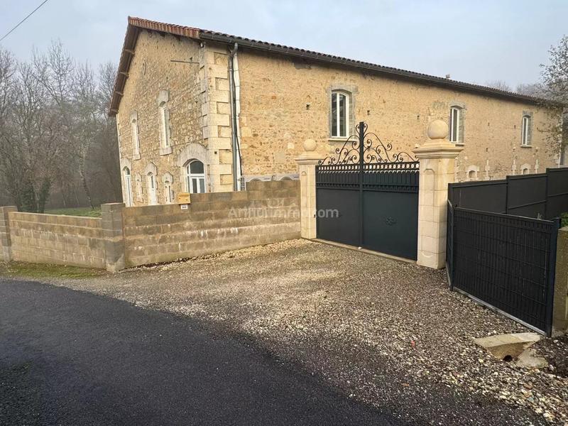 Maison - 595 m² - 5 pièces