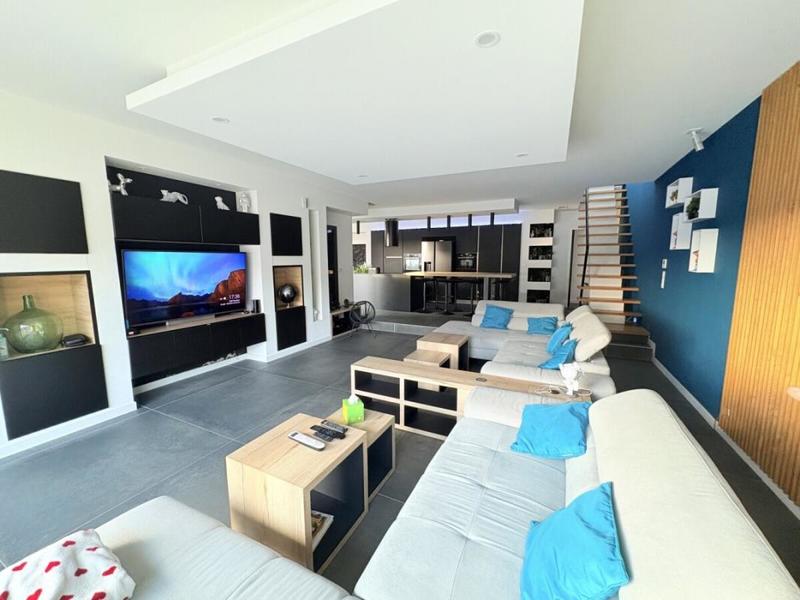 Maison - 220 m² - 6 pièces