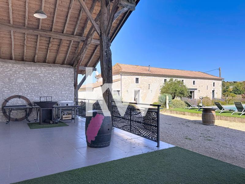 Maison - 956 m² - 10 pièces