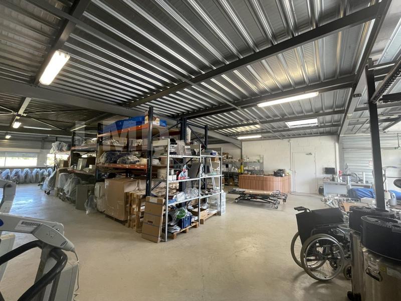 Entrepôt - 351 m² - 5 pièces