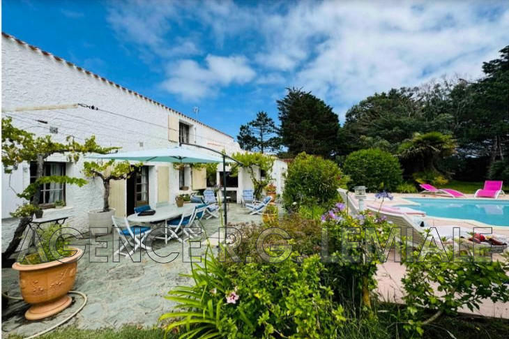 Maison - 260 m² - 12 pièces