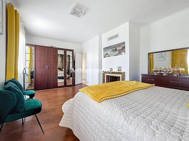 Maison - 220 m² - 10 pièces