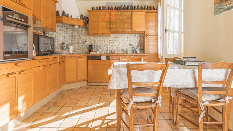 Maison - 210 m² - 6 pièces