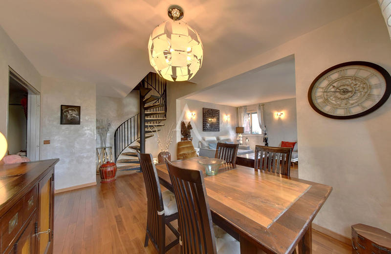 Appartement - 104 m² - 6 pièces