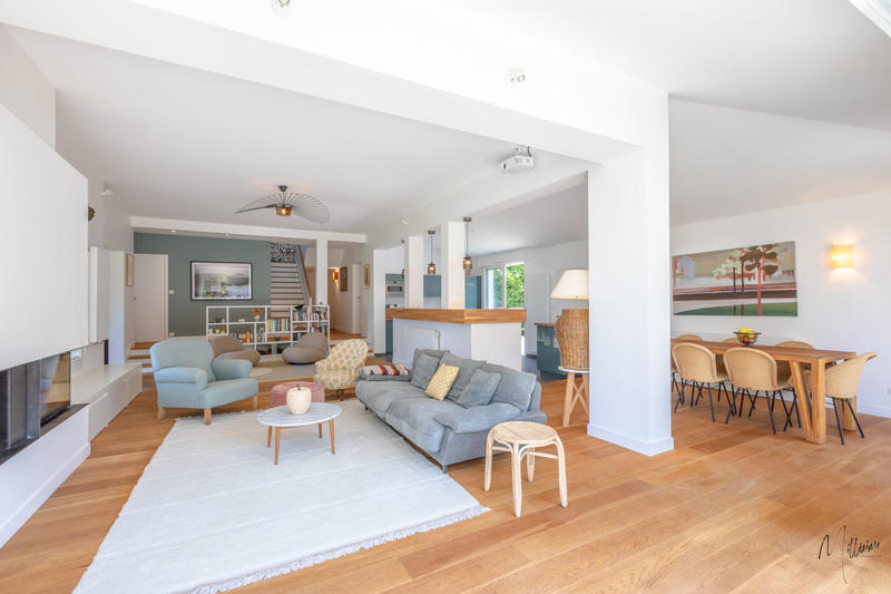 Maison - 275 m² - 10 pièces