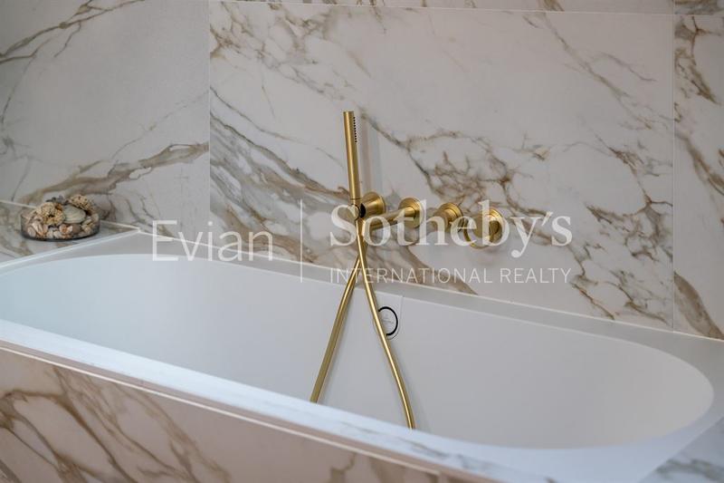 Maison - 225 m² - 9 pièces