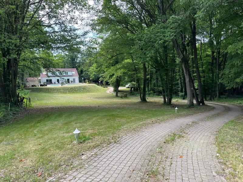 Maison - 242 m² - 8 pièces