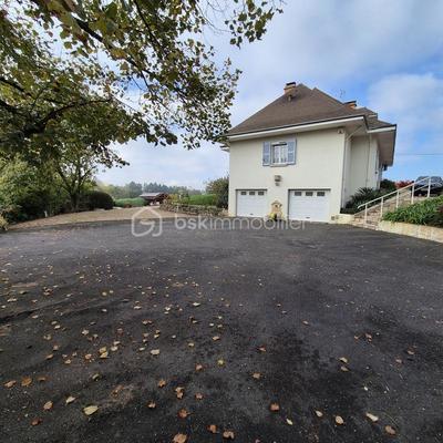 Maison traditionnelle - 187 m² - 7 pièces