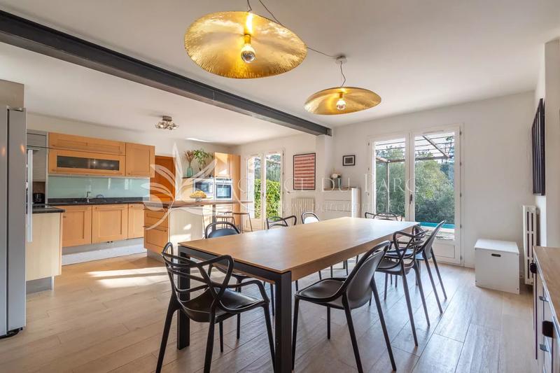 Maison - 180 m² - 5 pièces