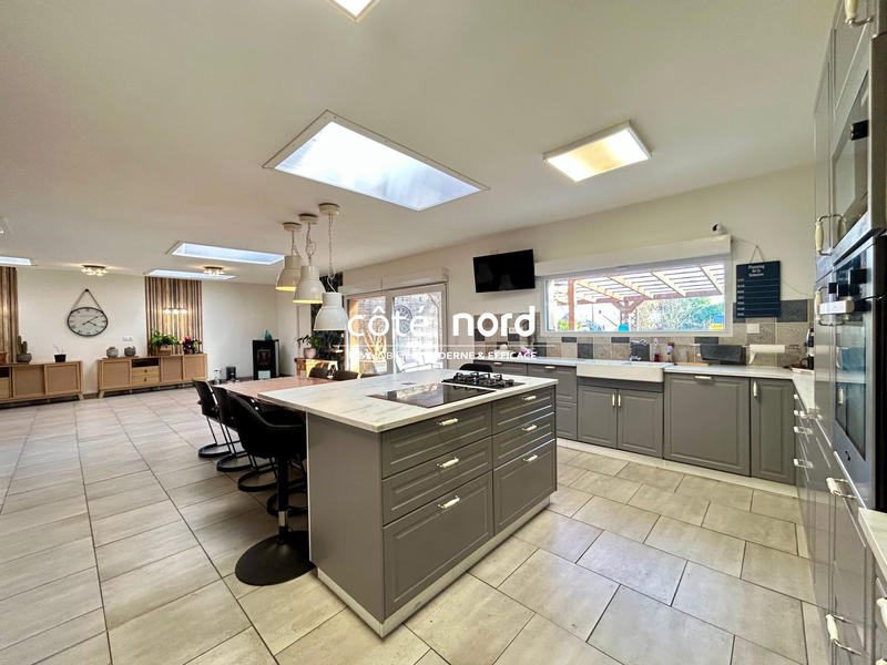 Maison - 248 m² - 8 pièces