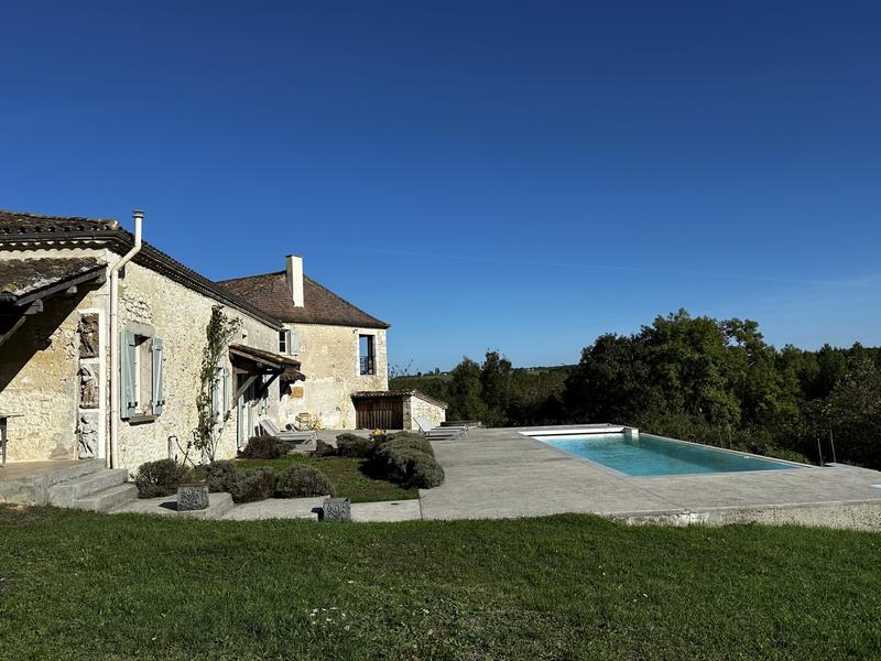 Maison traditionnelle - 471 m² - 10 pièces