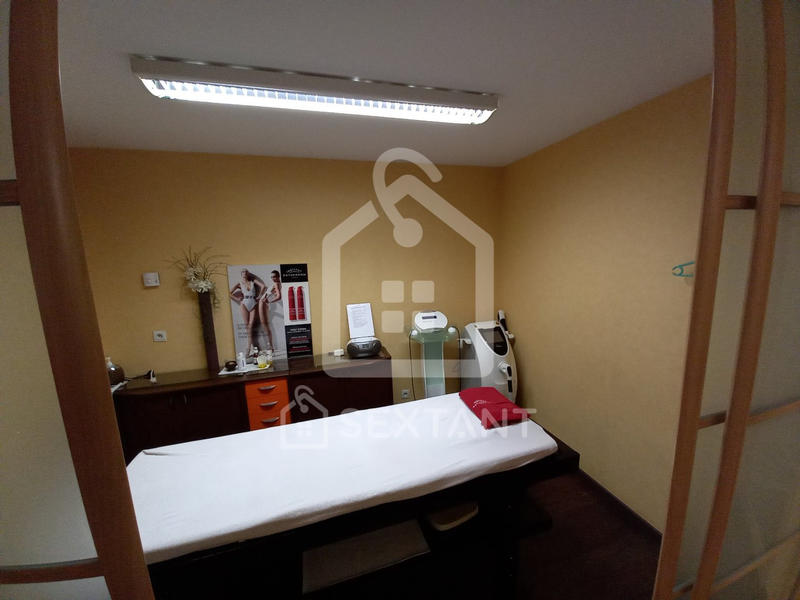 Local commercial - 100 m² - 6 pièces