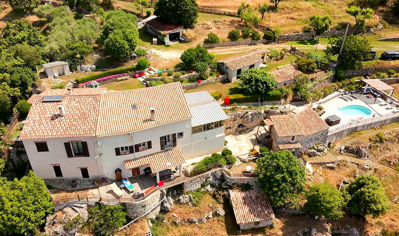 Maison - 180 m² - 9 pièces