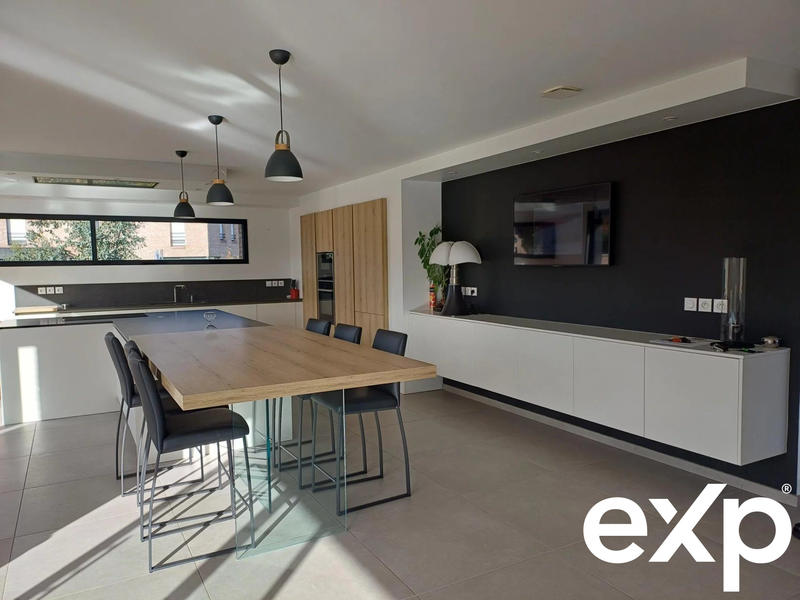 Maison - 250 m² - 6 pièces