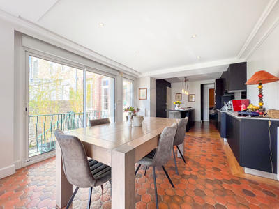 Maison - 235 m² - 10 pièces