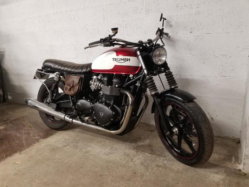 Triumph Bonneville 900 bobber triumph rouge 0900 439