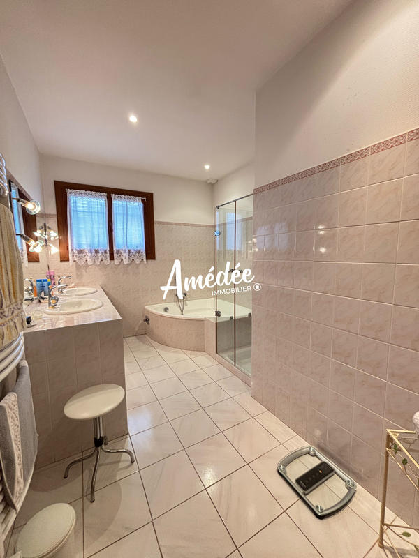 Maison traditionnelle - 193 m² - 6 pièces