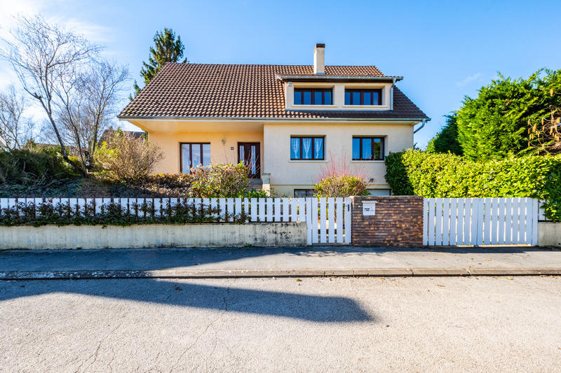 Maison - 186 m² - 8 pièces