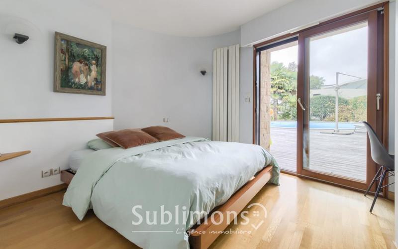 Maison - 240 m² - 9 pièces