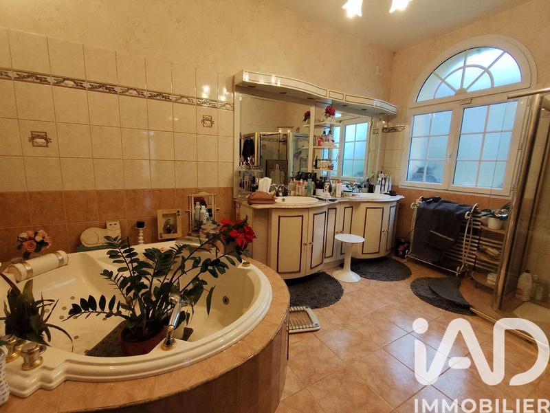 Maison - 202 m² - 5 pièces