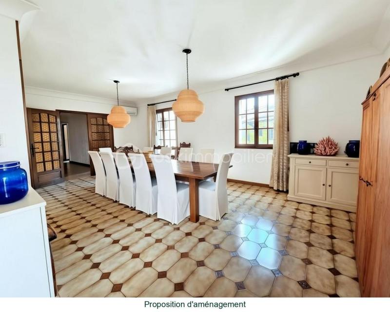 Maison traditionnelle - 232 m² - 8 pièces