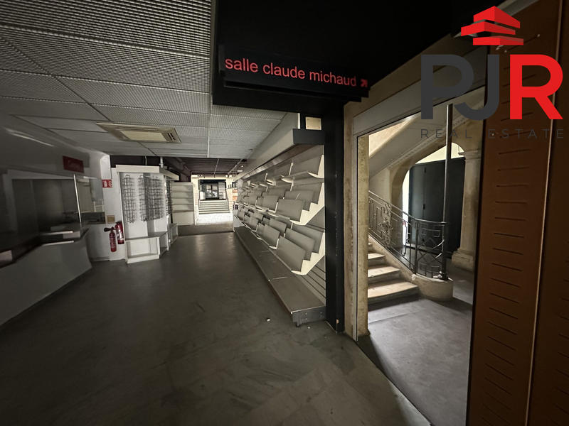 Local commercial - 1 620 m²