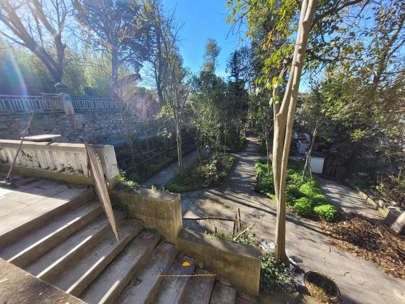 Maison - 225 m² - 10 pièces