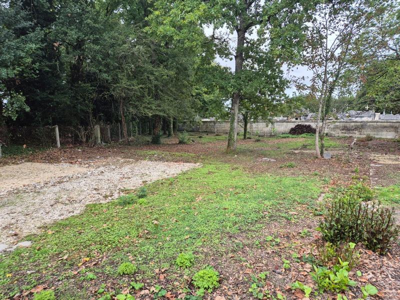 Terrain constructible - 1 600 m²