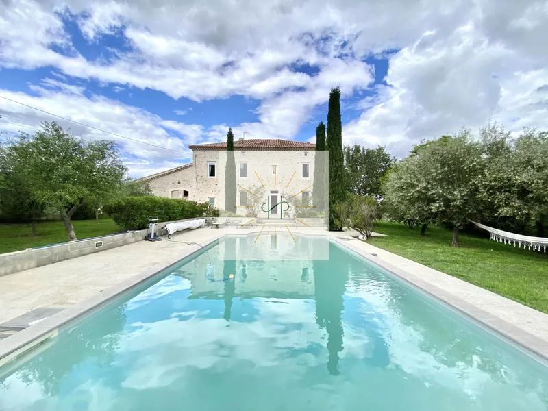 Mas - 266 m² - 10 pièces