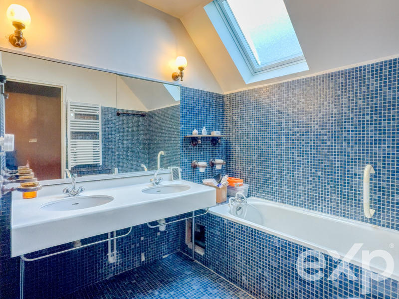 Maison - 235 m² - 9 pièces