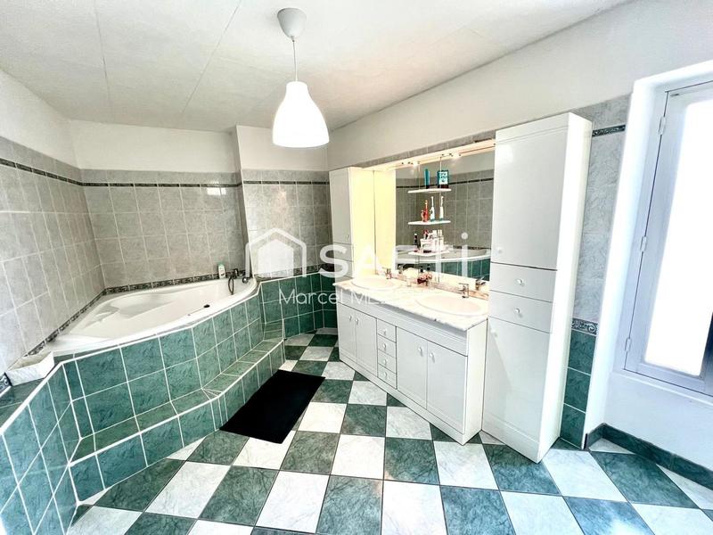 Maison - 201 m² - 7 pièces