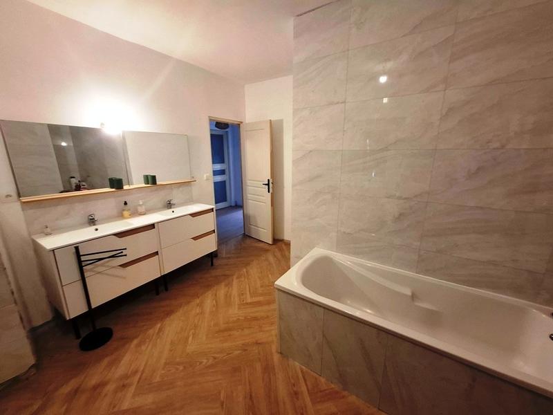 Maison traditionnelle - 240 m² - 11 pièces