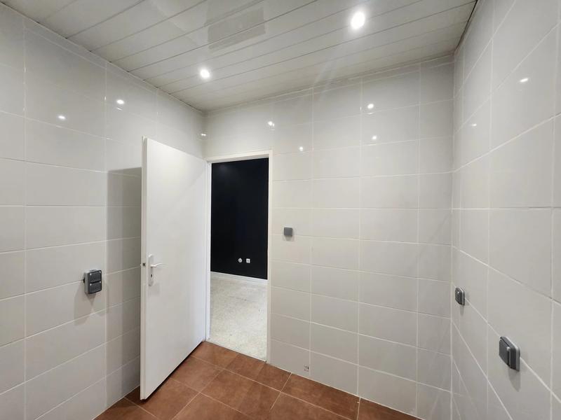 Magasins - 85 m² - 5 pièces