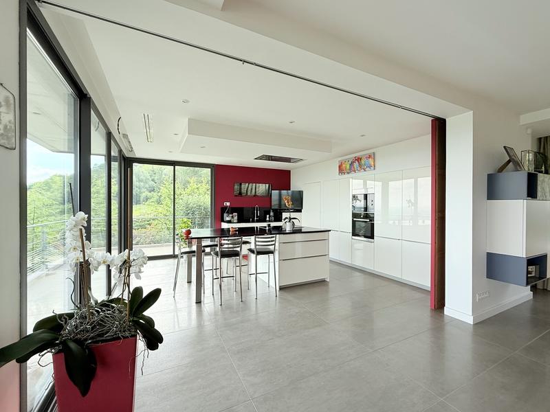 Maison - 280 m² - 6 pièces