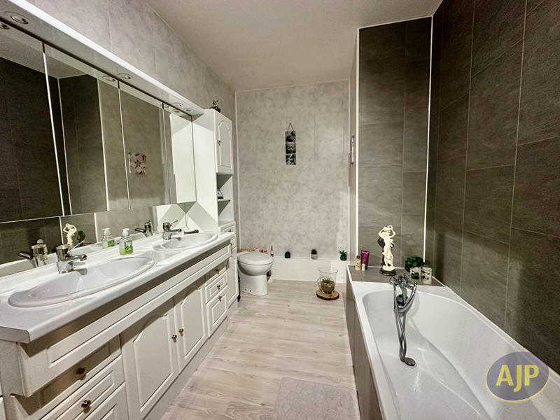 Maison - 220 m² - 7 pièces