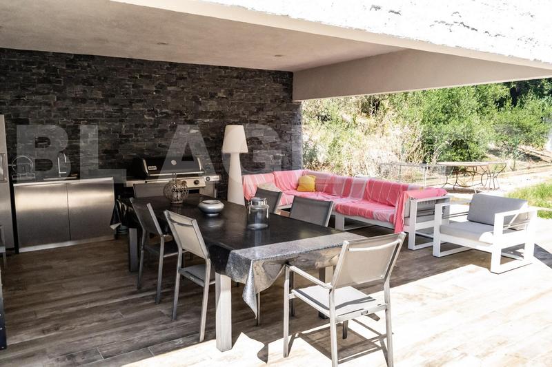 Maison - 260 m² - 6 pièces