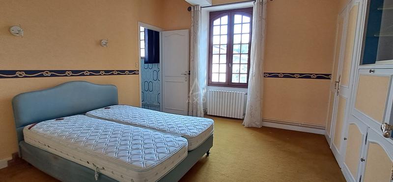 Maison - 225 m² - 9 pièces