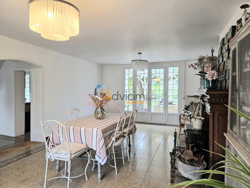 Maison - 233 m² - 8 pièces