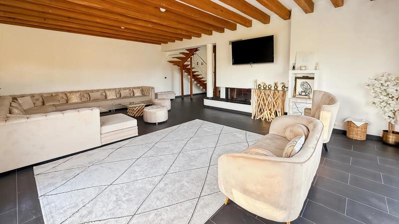 Maison - 370 m² - 8 pièces