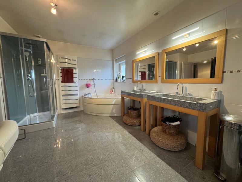 Maison - 202 m² - 5 pièces